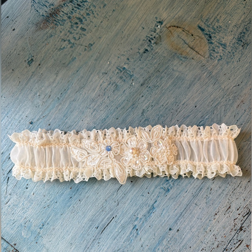 Bridal from England - Beautiful Cream Lace Garter with Beading & Pearl - Picture 11 of 13